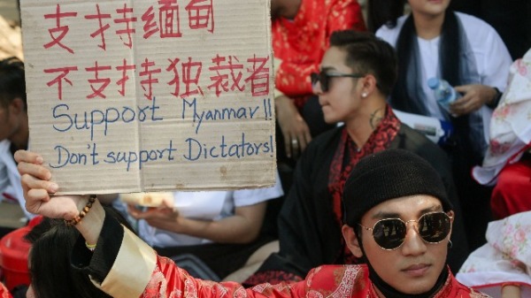 2021年2月11日，模特、演员和歌手白因（Paing Takhon）在中国驻仰光大使馆前举行的反对军事政变的示威游行中身着中国传统服装。