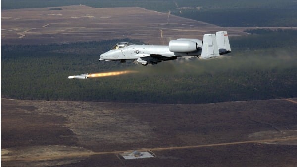 A-10疣豬攻擊機發射AGM-65小牛空對地導彈(16:9)