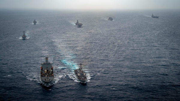 2022年1月13日，亨利J.凱撒級艦隊補給油船和伯克級導彈驅逐艦，隨同卡爾文森航母打擊群和埃塞克斯兩棲戰備群在南中國海。