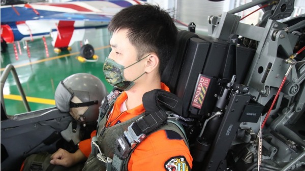 空军于台东志航基地也首度公开换装于F-5战机内新式弹射座椅。