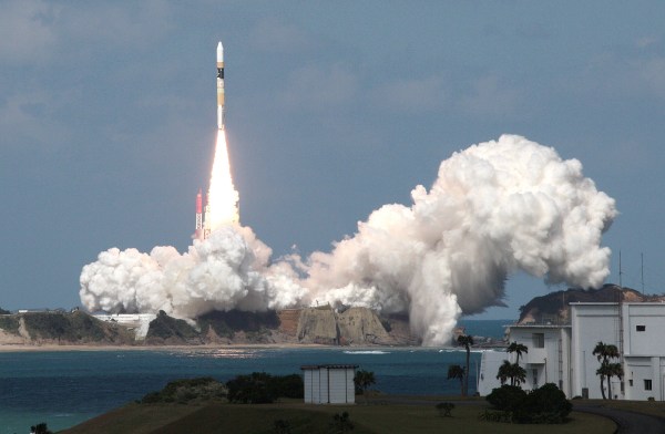 搭载向日葵8号气象卫星的日本H-2A火箭