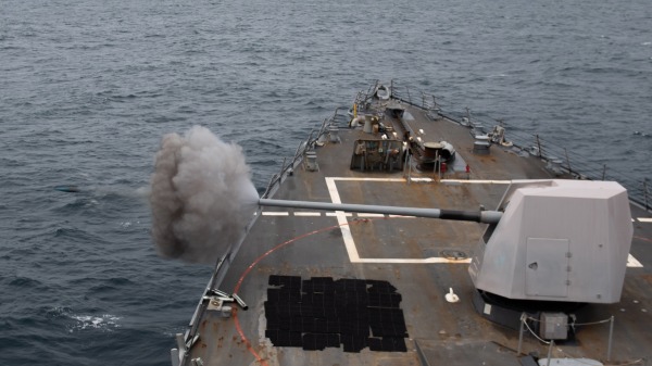 2021年9月18日伯克级导弹驱逐舰马斯廷号（DDG 89）在太平洋上航行时发射5英寸炮。