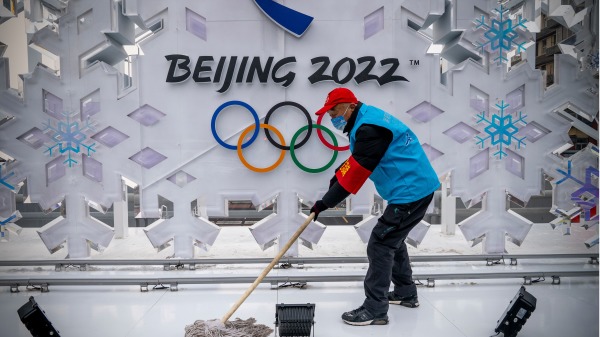 由于北京5个区爆发疫情，且呈现多点散发态势，网传军队、警察已接管奥运场地。