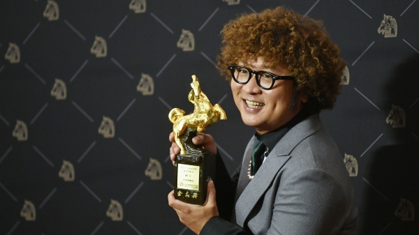 41歲納豆驚傳腦出血開刀 病況曝光 2020 年 11 月 21 日在台北舉行的第 57 屆金馬電影獎頒獎典禮上，男星納豆（林郁智）憑藉電影《同班同學》獲得最佳男配角獎後與獎杯合影。