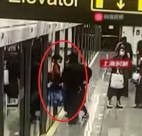 上海老妇被地铁门夹死列车卷走惊悚画面曝光(视频)
