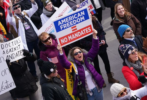 图为2022年1月23日，美国首都华盛顿DC举行“击败强制令”的大规模游行示威，抗议新冠病毒疫苗接种强制令和戴口罩强制令。（图片来源：STEFANI REYNOLDS/AFP via Getty Images）