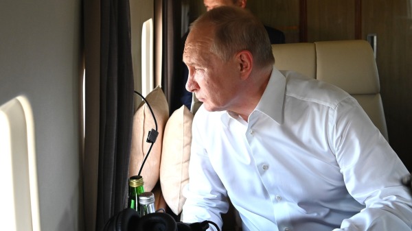 2021年6月25日普京在飛越俄羅斯領土的專機中。
