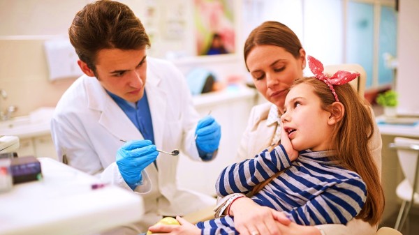 小孩牙痛看牙医