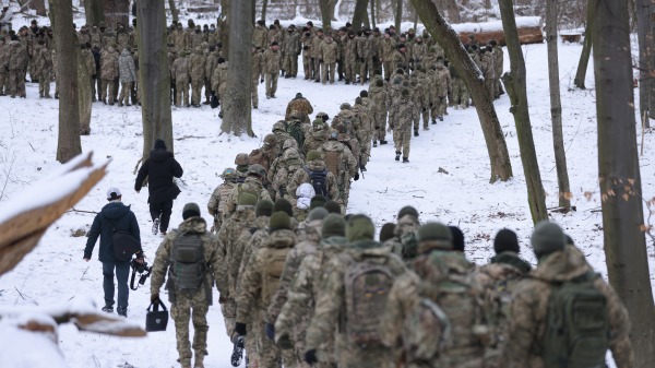 2022年1月22日，基辅领土防御部队的平民参加者在乌克兰基辅的森林中训练。