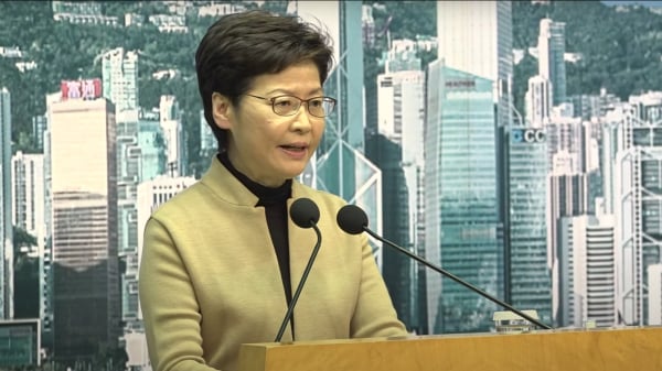 2月18日，香港特首林鄭月娥突然召開記者會，表示將引用《緊急法》將特首選舉押後至5月8日。（圖片來源：視頻截圖）
