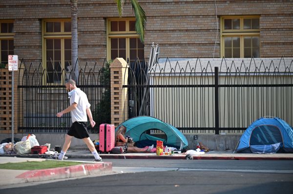 圖為2021年9月24日，美國加利福尼亞州洛杉磯好萊塢的街頭，有無家可歸者在人行道上搭帳篷度日。（圖片來源：ROBYN BECK/AFP via Getty Images）