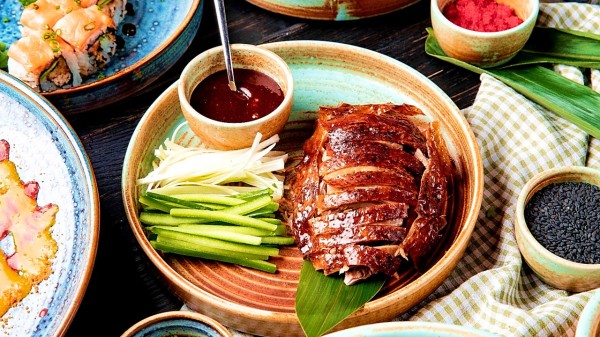 烤鸭是华人新年不可缺少的食物之一。