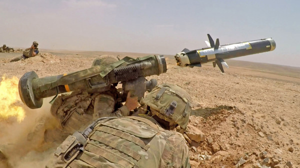 在約旦舉行的一次武器實彈射擊聯合演習中，美國步兵士兵發射了FGM-148「標槍」導彈。