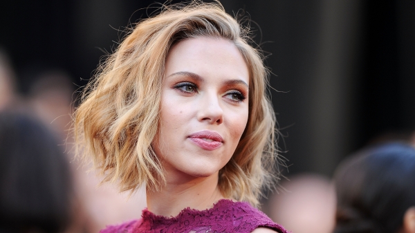 史嘉蕾喬韓森（Scarlett Johansson）為「黑寡婦」同步在Disney+上映控告迪士尼，影音串流折損影星票房分紅的爭議檯面化。