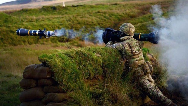 一名英国皇家海军陆战队员正在发射一枚NLAW导弹。
