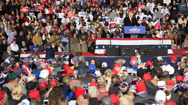 前美国总统川普（特朗普，Trump）在德克萨斯州举行“拯救美国”集会，受到大批民众的热烈欢迎。