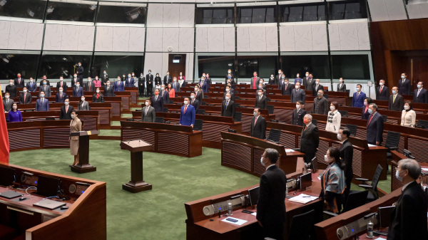 2021年1月3日，新一届的立法会议员首次在特首林郑月娥监督下，于中共国徽下宣誓。（图片来源：香港政府新闻网）