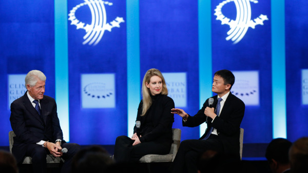 比尔．克林顿（Bill Clinton，左）、塞拉诺斯CEO伊丽莎白．福尔摩斯（Elizabeth Holmes，中）和阿里巴巴集团执行主席马云（右）在“克林顿全球倡议”会议上发表讲话