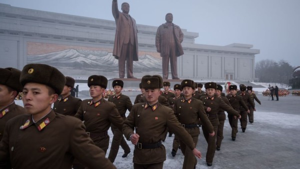金日成和金正日雕像前的朝鲜士兵