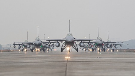 中共军机频频袭扰台湾西南的防空识别区，而驻防嘉义基地的空军F-16V战机集结跑道，首次进行“大象漫步”。