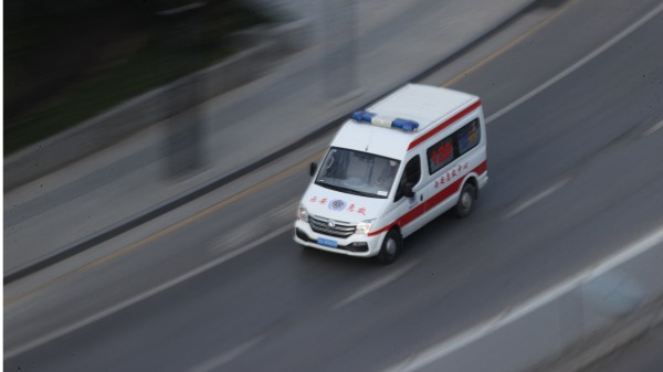 西安封城後，一輛救護車行駛在市區公路上。