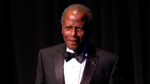 好萊塢首位贏得奧斯卡最佳男主角獎的非裔男星薛尼鮑迪辭世，享耆壽94歲。