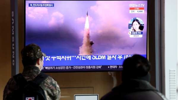 2022年1月5日，人們在首爾火車站觀看顯示朝鮮導彈發射檔圖像的電視，朝鮮官媒宣稱試射了「極超音速飛彈」。