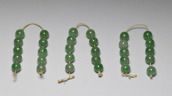 「記捻」又稱「記念」或「計捻」，是「朝珠」中的組件。此串清朝翠玉記捻各有十粒珠子以黃繩串起，每串珠又可分成兩組，每組五粒珠子。