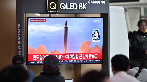 2022年10月6日，韩国一火车站的电视屏幕上，朝鲜再次发射弹道导弹。（ ANTHONY WALLACE/AFP via Getty Images）(16:9)