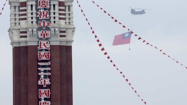 CH-47契努克運輸直升機吊挂巨幅中華民國臺灣國旗