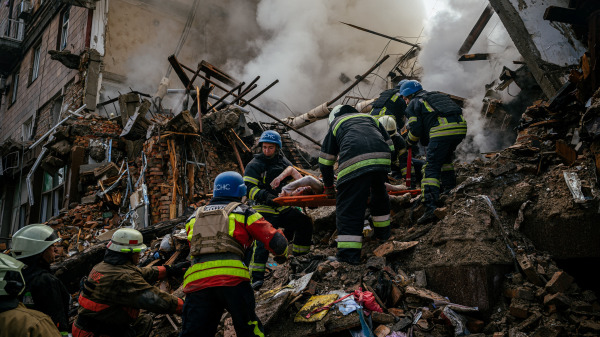 俄罗斯入侵乌克兰战争期间，乌克兰扎波罗热（Zaporizhzhia）市遭受俄军导弹轰炸袭击后，乌克兰消防员以及紧急救援人员从爆炸废墟中抬出一名遇难的平民尸体。