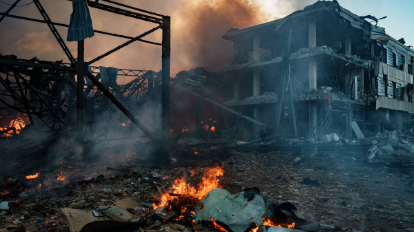 在俄军对乌克兰首都持续了7个多小时的空中导弹轰炸威胁中，一场大火吞噬了被俄罗斯导弹击中爆炸的基辅热电联产发电站。据初步消息，当天莫斯科对基辅的空袭造成6人死亡、51人受伤、42人住院。当天破坏后，乌克兰的电力部分仅限于工业客户和一些住宅客户。