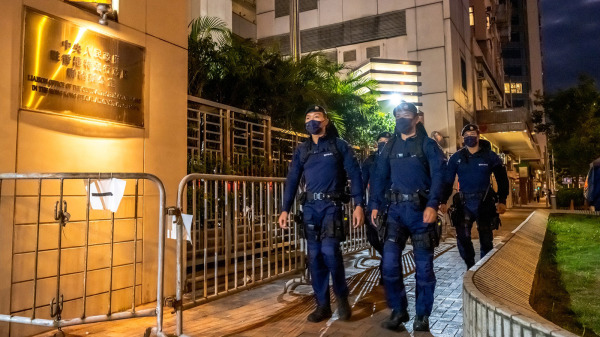 香港警察二十大前高调巡逻在中联办外巡逻。（图片来源：香港警察FB）