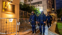 中共维稳模式现香港二十大前港警街头耀武扬威(图)