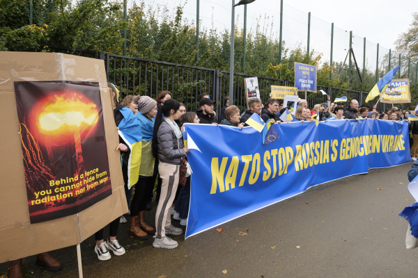 2022 年 10 月 13 日，在比利时布鲁塞尔举行北约国防部长会议期间，示威人群聚集在北约总部外面，反对俄罗斯的入侵战争及其核威胁，并支持北约和西方向乌克兰支援重型武器。（图片来源：Thierry Monasse/Getty Images）