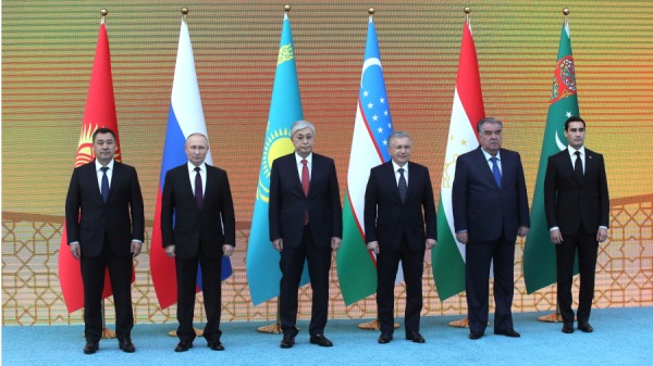 10月14 日，俄罗斯总统弗拉基米尔．普京（2L）、哈萨克斯坦总统 Kassym-Jomart Tokayev（C）、塔吉克斯坦总统 Emomali Rakhmon（2R）、乌兹别克斯坦总统米尔济约耶夫（3R）、吉尔吉斯斯坦总统萨德尔．贾帕罗夫（L），以及土库曼斯坦总统塞尔达尔．别尔德穆哈梅多夫（右）在哈萨克斯坦阿斯塔纳举行的俄罗斯-中亚峰会上合影留念。
