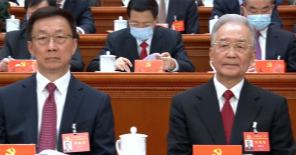中共二十大於16日上午10點在北京大會堂開幕，圖為中共元老溫家寶（右）、國務院副總理韓正（左）出席會議。（圖片來源：央視視頻截圖）