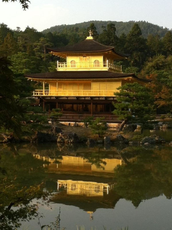 金阁与镜湖池中的倒影360度交相辉映，成为京都最具代表性的景点。