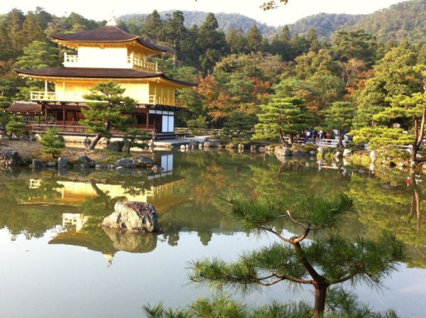 金閣前面的鏡湖池也是日本室町時代庭園的代表作