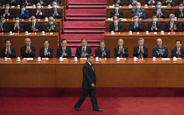 图为2022年10月16日，习近平在中共二十大的开幕式上。到10月23日二十大闭幕时，习近平已经成为中国继毛泽东之后的权力最大的终身独裁者。（图片来源：Kevin Frayer/Getty Images）