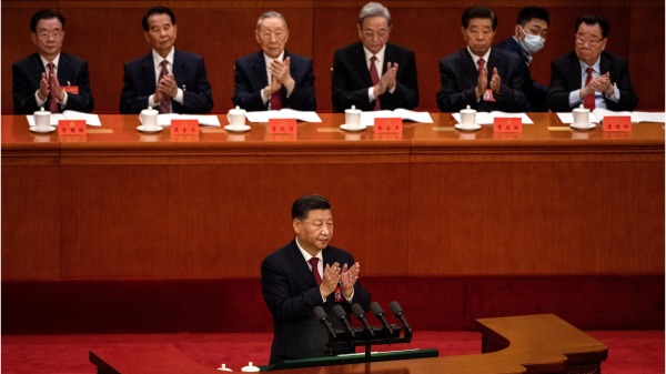中共国家主席习近平在北京人民大会堂举行的中共二十大开幕式上讲话。(图片来源：Kevin Frayer/Getty Images)