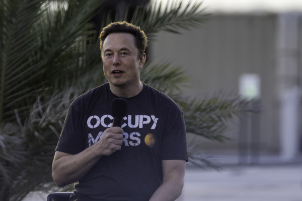 图为2022 年 8 月 25 日，美国科技亿万富翁、火箭公司SpaceX 创始人埃隆・马斯克（Elon Musk）在美国德克萨斯州的博卡奇卡海滩（Boca Chica Beach）举行的 T-Mobile 和 SpaceX 联合活动中发表讲话。这两家公司宣布合作，使用星链（Starlink）卫星为T-Mobile提供蜂窝服务。（图片来源：Michael Gonzalez/Getty Images）