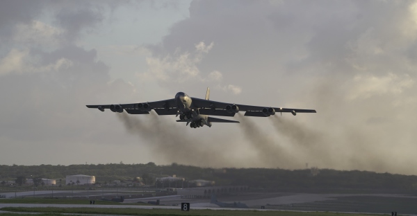 美国B-52远程展略轰炸机