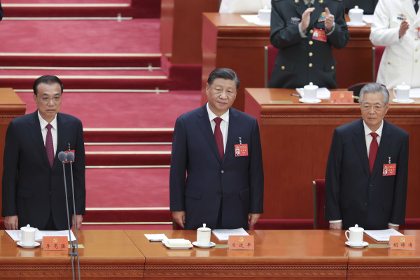 习近平，李克强和胡锦涛在二十大会议上。（图片来源：Lintao Zhang/Getty Images）
