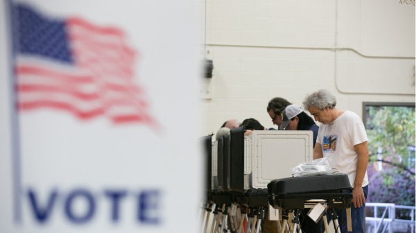 2018年11月6日，美国乔治亚州选民在中期选举中投票。(Jessica McGowan/Getty Images)