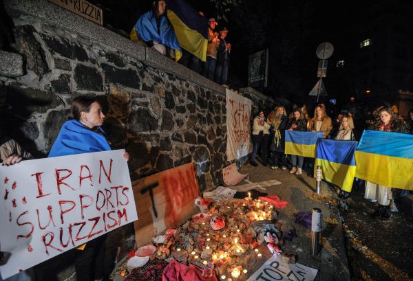 2022 年 10 月 17 日晚间，乌克兰人在位于基辅的伊朗驻乌克兰大使馆外示威，谴责伊朗给俄罗斯出售大量神风敢死队无人机，俄罗斯用该伊朗制无人机于当天早些时候对基辅发动袭击，造成至少四人丧生。（图片来源：SERGEI CHUZAVKOV/AFP via Getty Images）