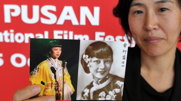 纪录片制片人 Yunah Hong 在第 15 届釜山国际电影节 (PIFF) 接受采访后拿着好莱坞女演员黄柳霜 Anna May Wong 的照片在釜山。