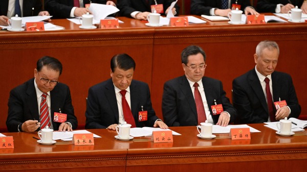 传闻现任中共中办主任丁薛祥（右二）有望晋升中央政治局常委。