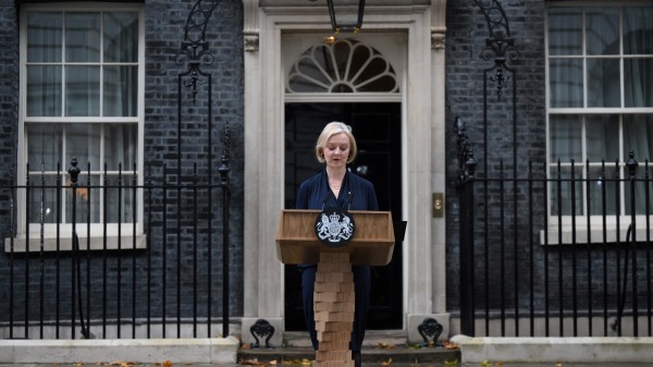 10月20日，特拉斯（Liz Truss）宣佈正式辭職，成為英國史上任期最短的首相。