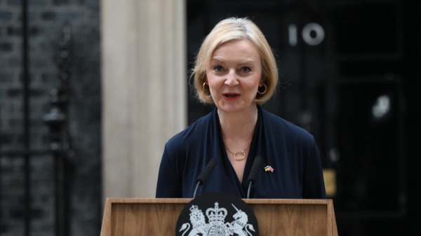 10月20日，特拉斯（Liz Truss）在唐寧街10號（10 Downing Street）發表聲明宣佈正式辭去保守黨主席職務，成為英國史上任期最短的首相。